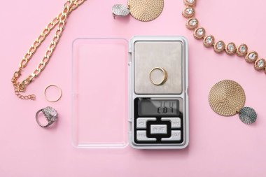 Pembe arka planda farklı takılarla pullar