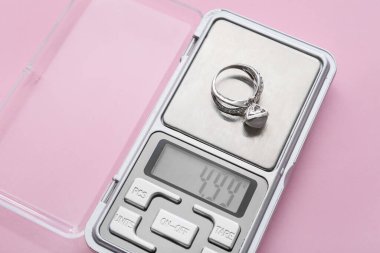 Pembe zeminli mücevher pulları.