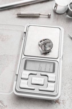 Hafif arkaplanlı mücevher pulları