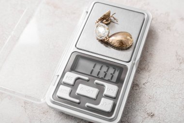 Hafif arka planda küpeli mücevher pulları