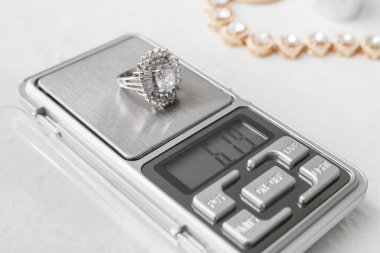 Beyaz arkaplanda yüzük bulunan mücevher pulları