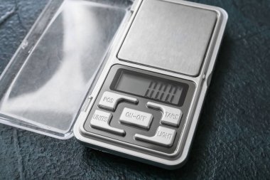 Koyu arkaplanda modern mücevher pulları