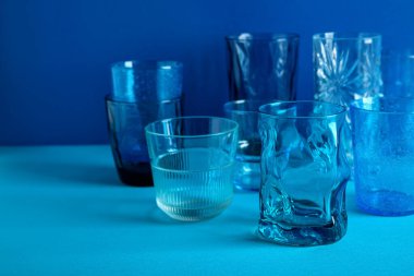 Mavi arkaplanda boş bardakları göster