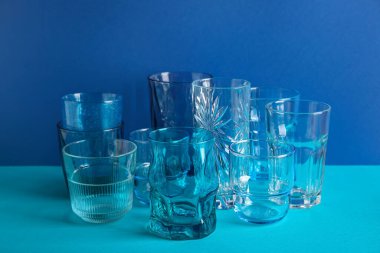 Mavi arkaplanda boş bardakları göster