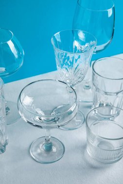 Masada farklı boş bardaklar