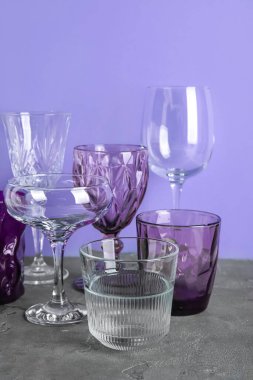Masada farklı boş bardaklar