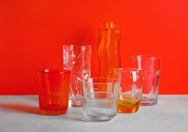 Masadaki boş bardakları moda yap