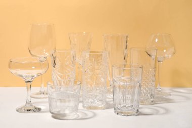 Bej arkaplanda boş bardaklar