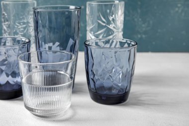 Masada boş bardaklar, yakın plan