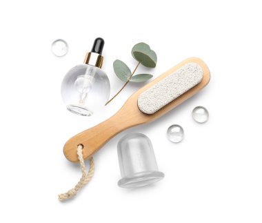 Beyaz arka planda anti-selülit masajı için gerekli yağ, sünger taşı ve vakum kavanozuyla kompozisyon