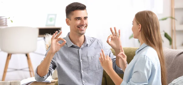 Joven Pareja Muda Sorda Usando Lenguaje Señas Casa — Foto de Stock