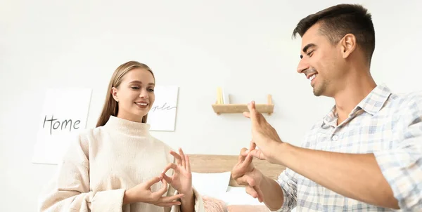 Giovane Coppia Sordomuta Utilizzando Linguaggio Dei Segni Casa — Foto Stock