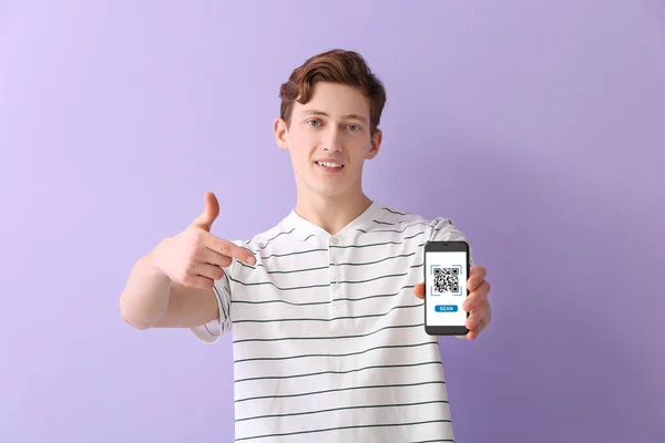 Young Guy Pointing Smartphone Code Screen Lilac Background — 스톡 사진