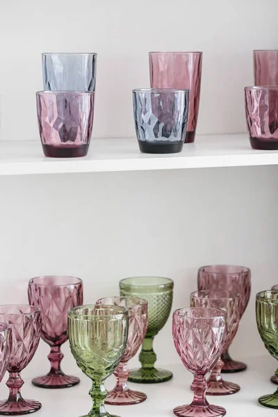 Beyaz raf ünitesinde boş bardaklar