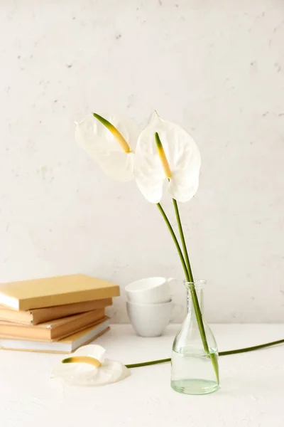 Vase Mit Wunderschönen Anthurischen Blumen Büchern Und Tassen Auf Hellem — Stockfoto