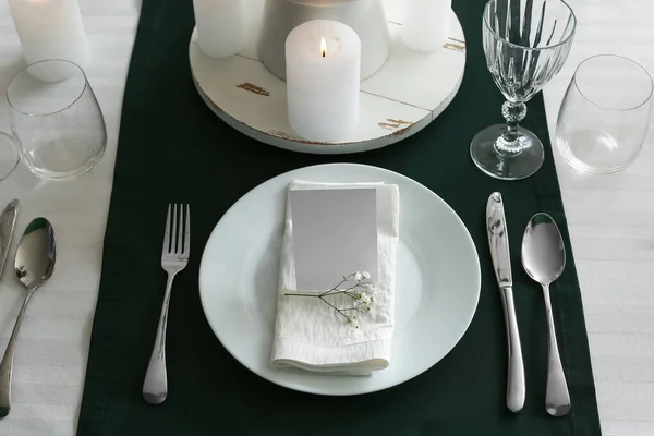 有邀请卡的时尚婚宴餐桌布置 — 图库照片