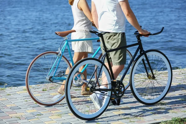 Couple Âge Mûr Avec Des Vélos Marchant Long Rive Jour — Photo