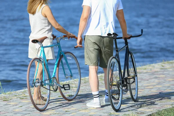 Зрелая Пара Велосипедами Прогуливается Вдоль Берега Реки Летний День — стоковое фото