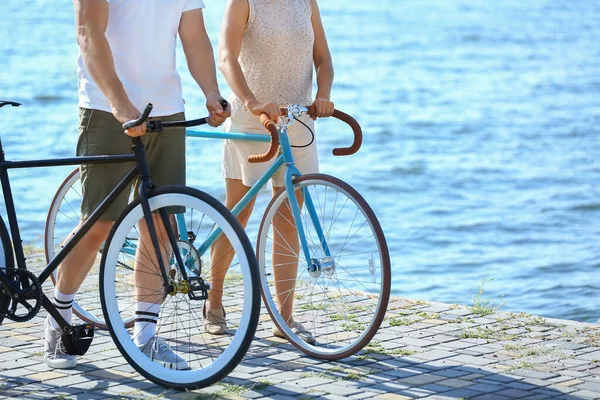Couple Âge Mûr Avec Des Vélos Marchant Long Rive Jour — Photo