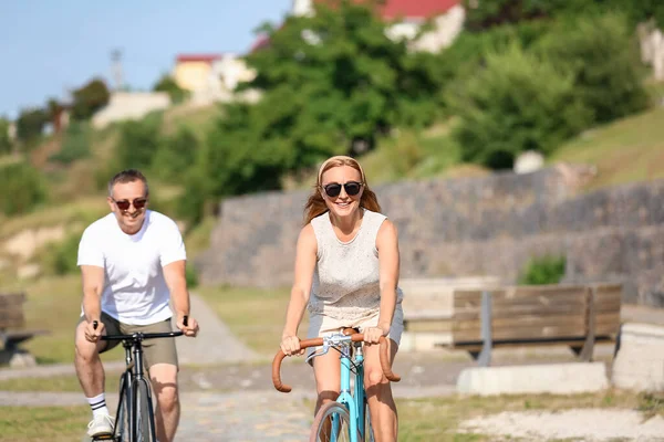 Couple Âge Mûr Vélo Dans Parc Ville Jour Été — Photo