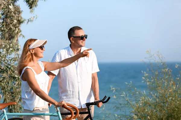 Mature Couple Bicycles Walking Sea Shore Summer Day — Foto de Stock