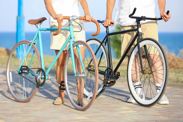 Mature Couple Bicycles Walking Sea Shore Summer Day —  Fotos de Stock