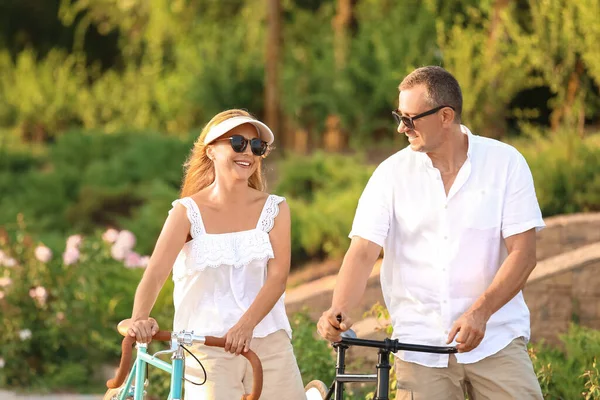 Pareja Adulta Con Bicicletas Caminando Parque Ciudad Día Verano — Foto de Stock