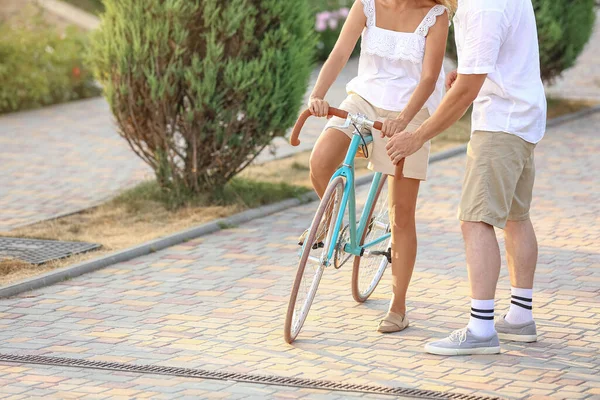 Hombre Maduro Enseñando Esposa Montar Bicicleta Parque Ciudad Día Verano —  Fotos de Stock