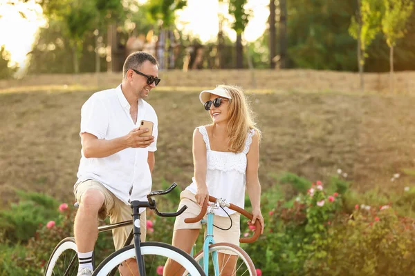 Couple Âge Mûr Avec Vélos Téléphone Portable Marchant Dans Parc — Photo