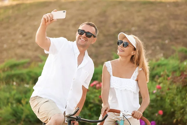 Mature Couple Bicycles Taking Selfie Outdoors Summer Day — Foto de Stock