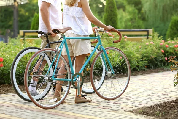 Couple Âge Mûr Avec Des Vélos Marchant Dans Parc Ville — Photo