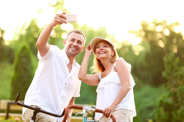 Mature Couple Bicycles Taking Selfie City Park Summer Day — Foto de Stock