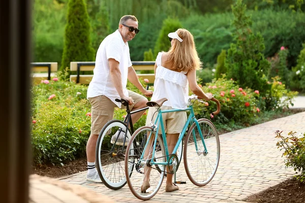 Pareja Adulta Con Bicicletas Caminando Parque Ciudad Día Verano — Foto de Stock
