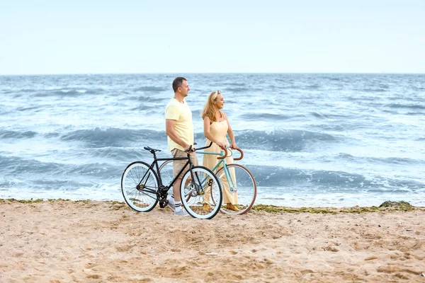 Couple Âge Mûr Avec Vélos Marchant Long Plage Mer Jour — Photo