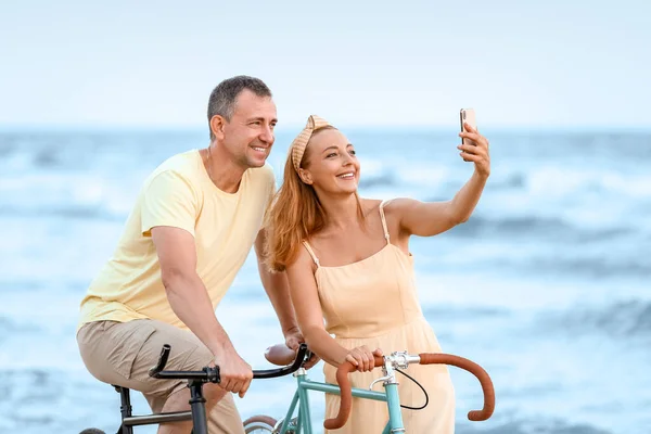 Mature Couple Bicycles Taking Selfie Sea Summer Day — Stockfoto