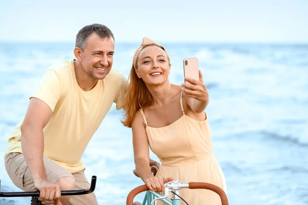 Mature Couple Bicycles Taking Selfie Sea Summer Day — Foto de Stock