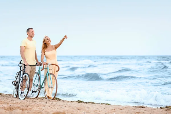 Couple Âge Mûr Avec Vélos Marchant Long Plage Mer Jour — Photo