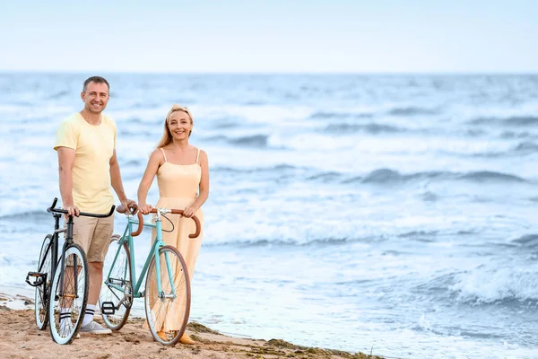 Couple Âge Mûr Avec Vélos Marchant Long Plage Mer Jour — Photo