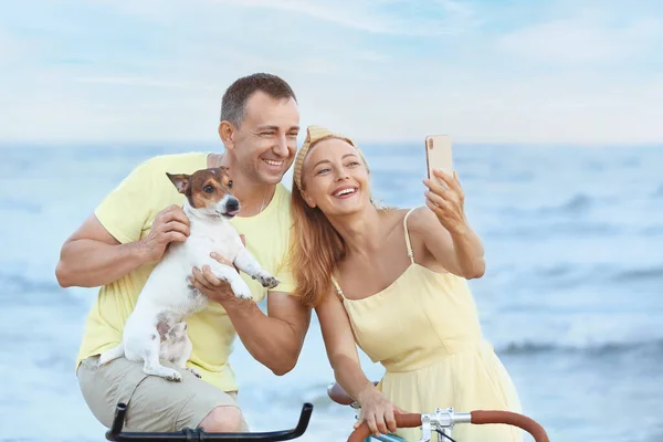 Mature Couple Bicycles Dog Taking Selfie Sea Summer Day — Foto de Stock