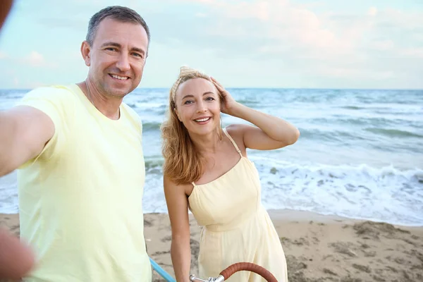 Mature Couple Taking Selfie Sea Summer Day — Foto de Stock