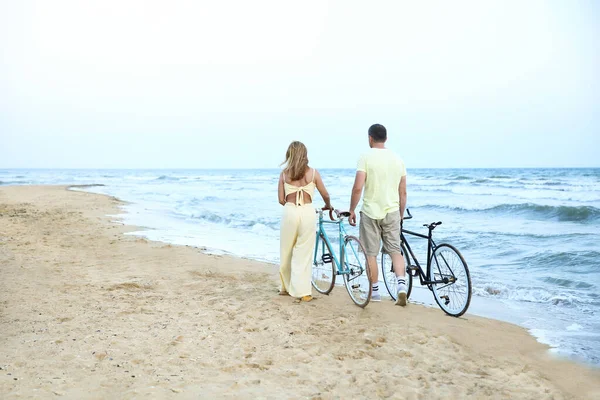 Pareja Adulta Con Bicicletas Caminando Por Playa Mar Día Verano —  Fotos de Stock