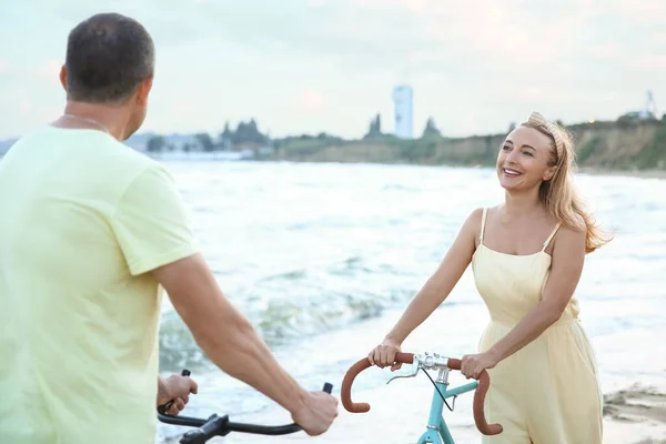 Pareja Adulta Con Bicicletas Caminando Por Playa Mar Día Verano — Foto de Stock