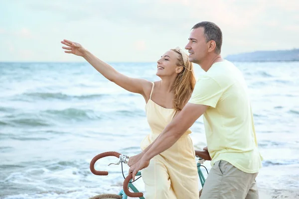 Pareja Madura Con Bicicleta Caminando Largo Playa Mar Día Verano — Foto de Stock