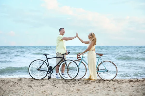 Älteres Paar Mit Fahrrädern Spaziert Sommertag Strand Entlang — Stockfoto
