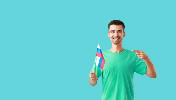 幸せな若いです男で国家旗のロシアの色の背景 — ストック写真