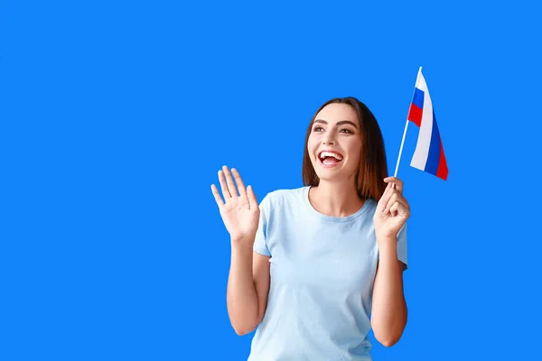 Rusya Nın Ulusal Bayrağını Taşıyan Mutlu Genç Kadın — Stok fotoğraf