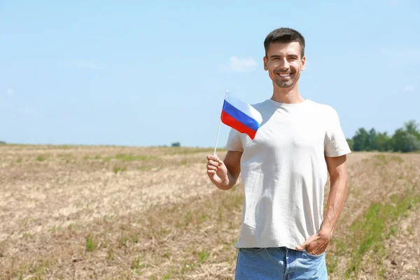 Ung Man Med Rysslands Flagga Utomhus — Stockfoto