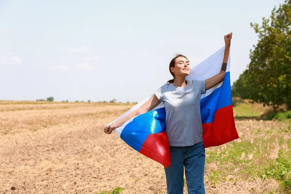 Gelukkige Jonge Vrouw Met Nationale Vlag Van Rusland Buiten — Stockfoto