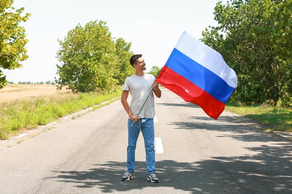 在室外悬挂俄罗斯国旗的年轻人 — 图库照片
