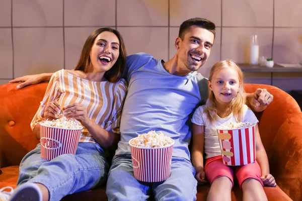 Glückliche Familie Mit Popcorn Film Abend Hause — Stockfoto